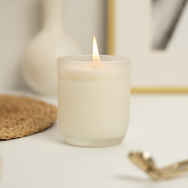 Peony, red apple, rose, dry amber, plum and violet candle